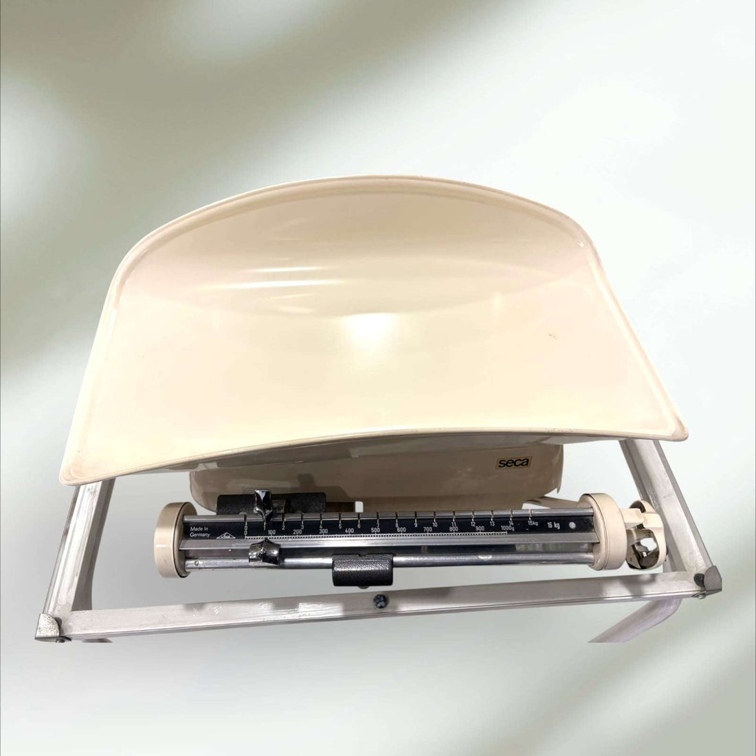 La Báscula mecánica de bebé de la prestigiosa marca Seca es un instrumento profesional creado para ofrecer una medición precisa y fiable. 