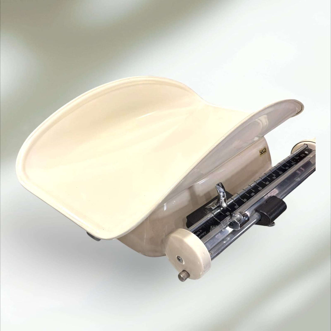 La Báscula mecánica de bebé de la prestigiosa marca Seca es un instrumento profesional creado para ofrecer una medición precisa y fiable. 