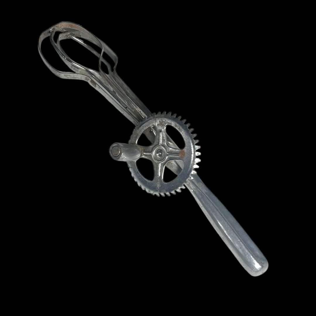 Utensilio de cocina vintage: batidora manual de 30 cm.