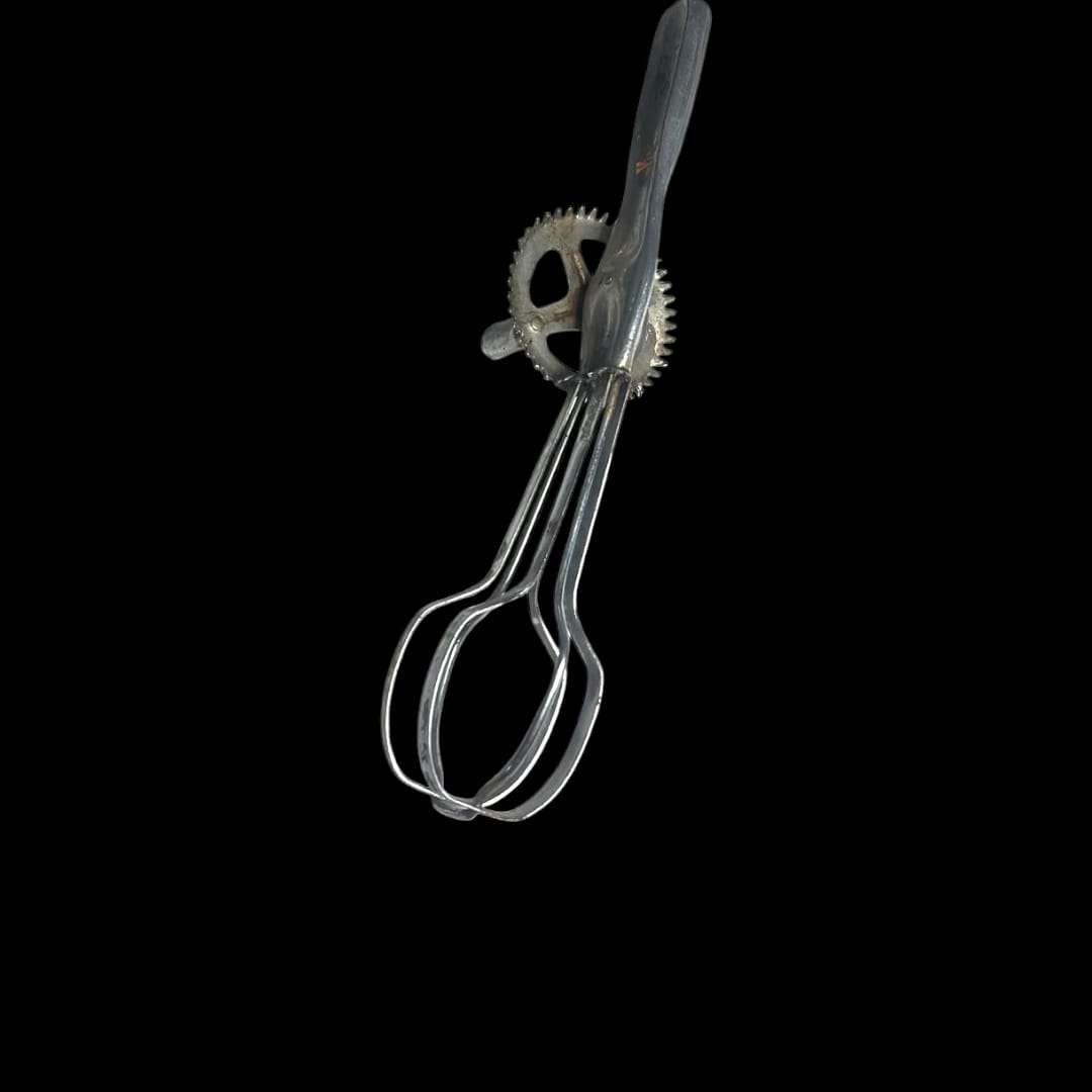 Batidora manual antigua con manivela y doble varilla.