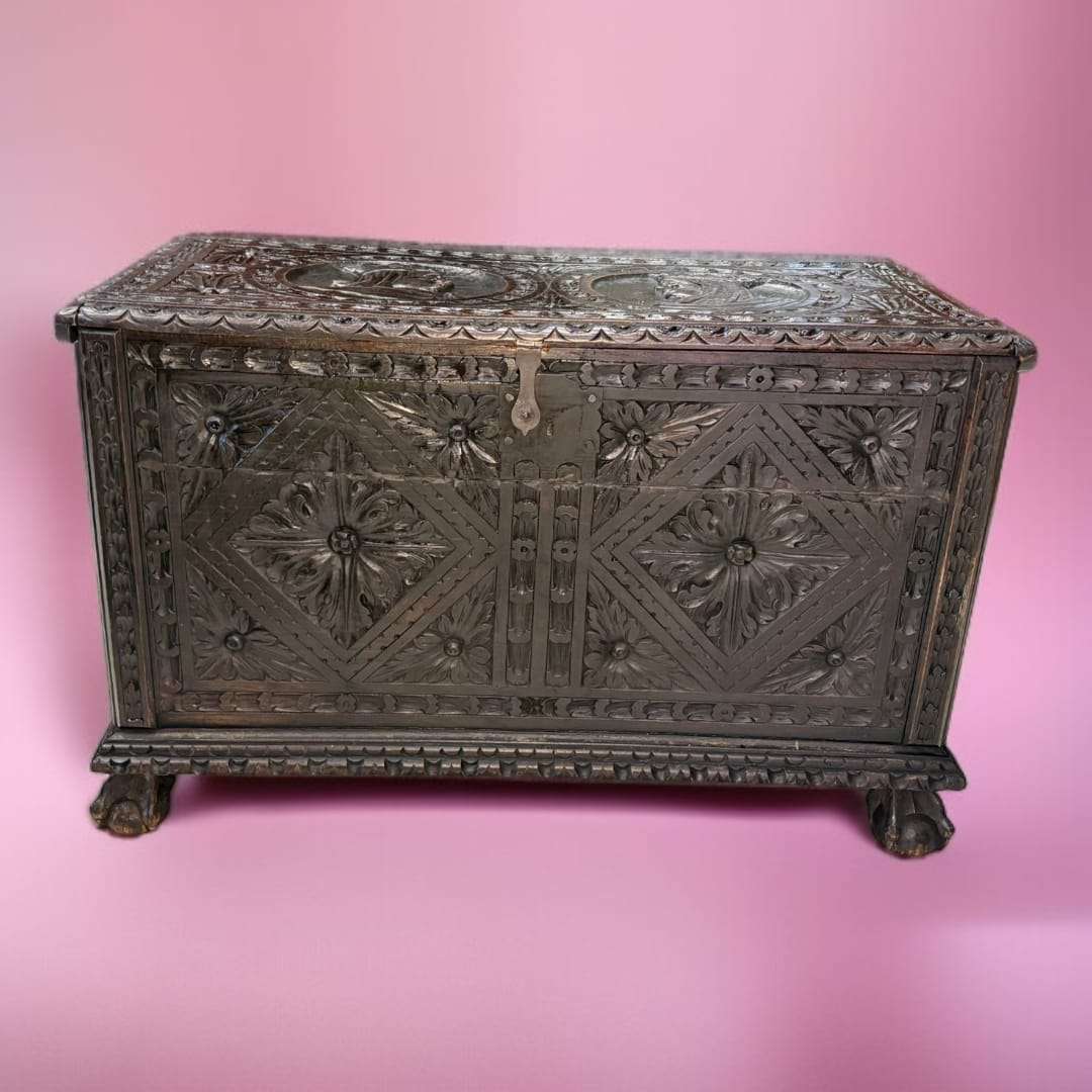 Baúl antiguo tallado en madera maciza vista frontal