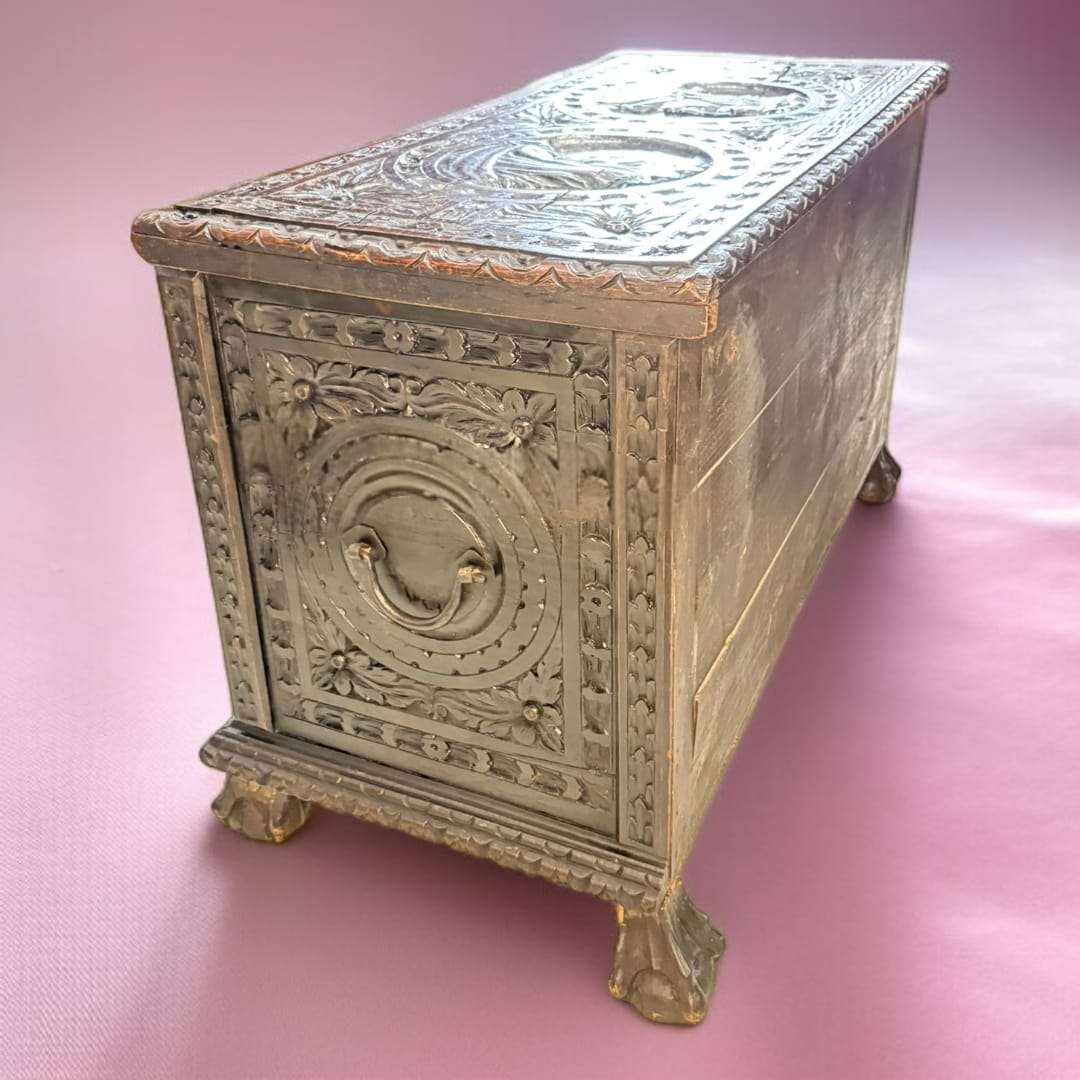 Baúl antiguo tallado en madera maciza vista frontal