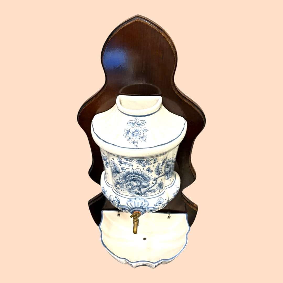 Pieza decorativa tradicional montada en soporte de madera