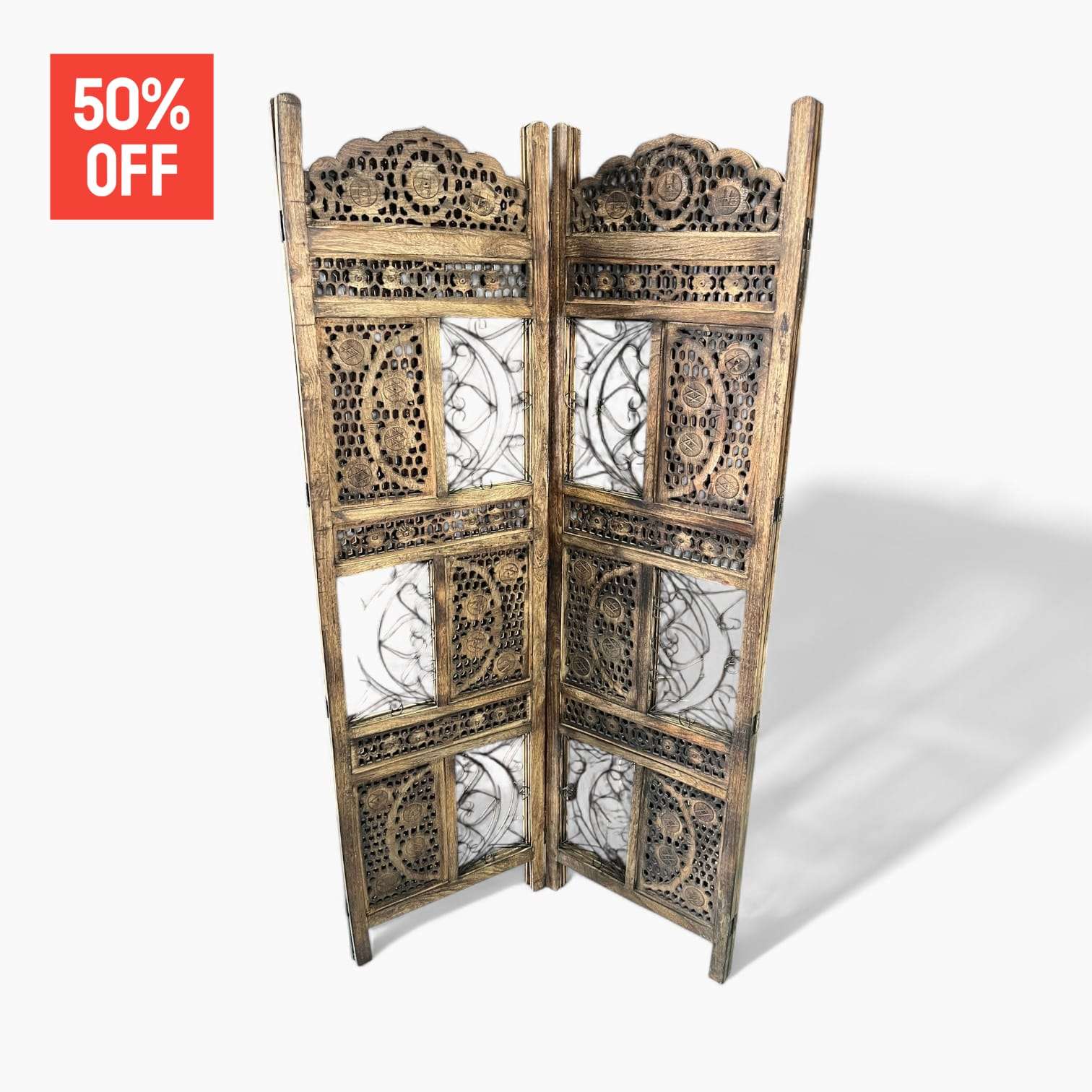 Detalle del tallado oriental en biombo de madera asiática