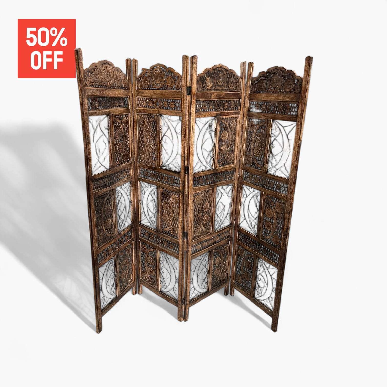 Biombo asiático plegado mostrando sus paneles decorativos