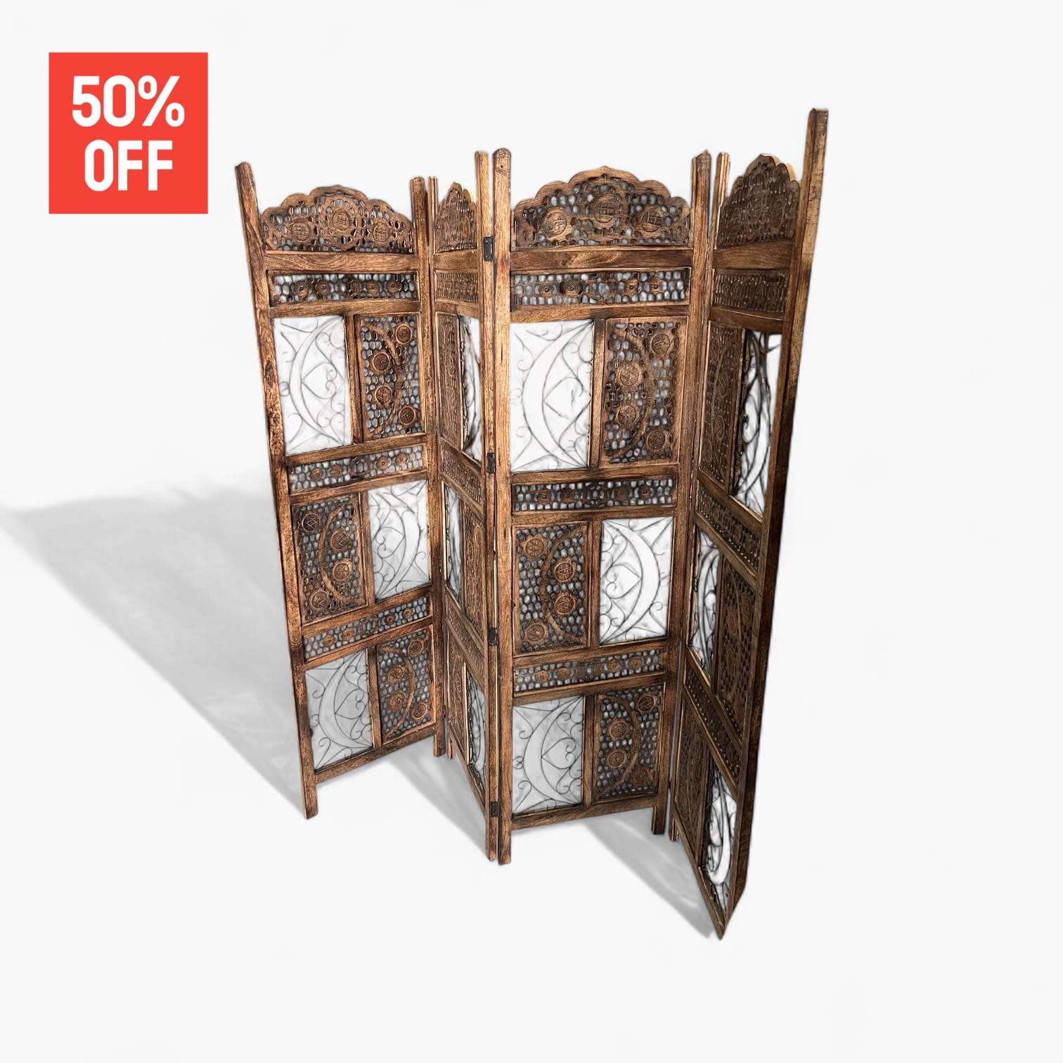 Vista lateral del biombo de madera con detalles metálicos