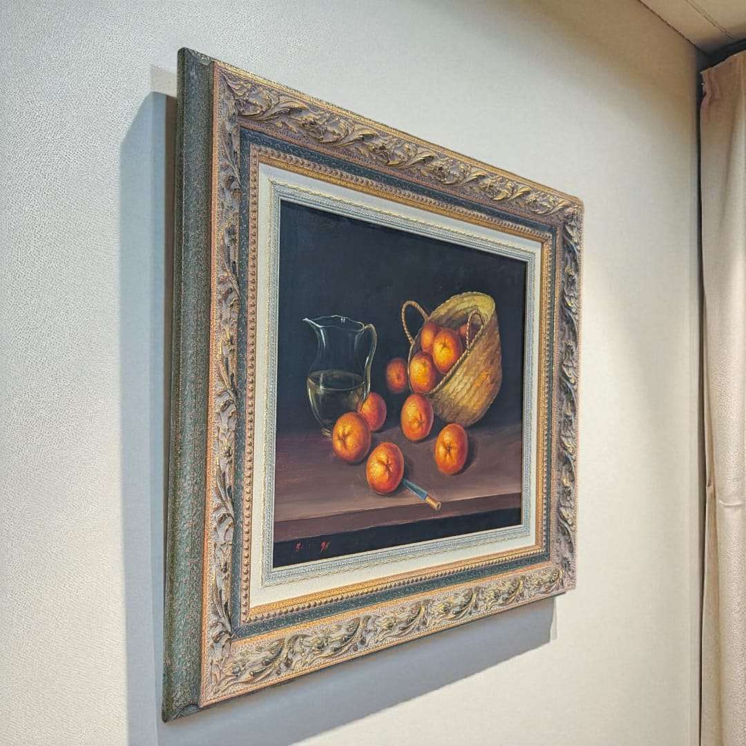 Vista lateral del óleo bodegón Belti 96 enmarcado en madera tallada.