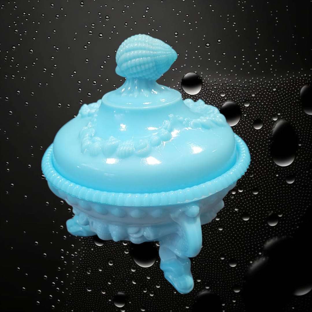 Frutero vintage de opalina azul con tapa ornamentada y detalles florales en relieve. Diseño clásico para decoración de hogar.