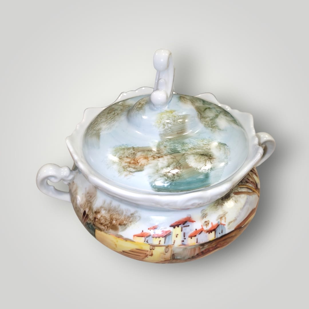 Bombonera de porcelana pintada a mano con diseño campestre, tapa decorativa y detalles únicos. Edición limitada para decoración exclusiva.