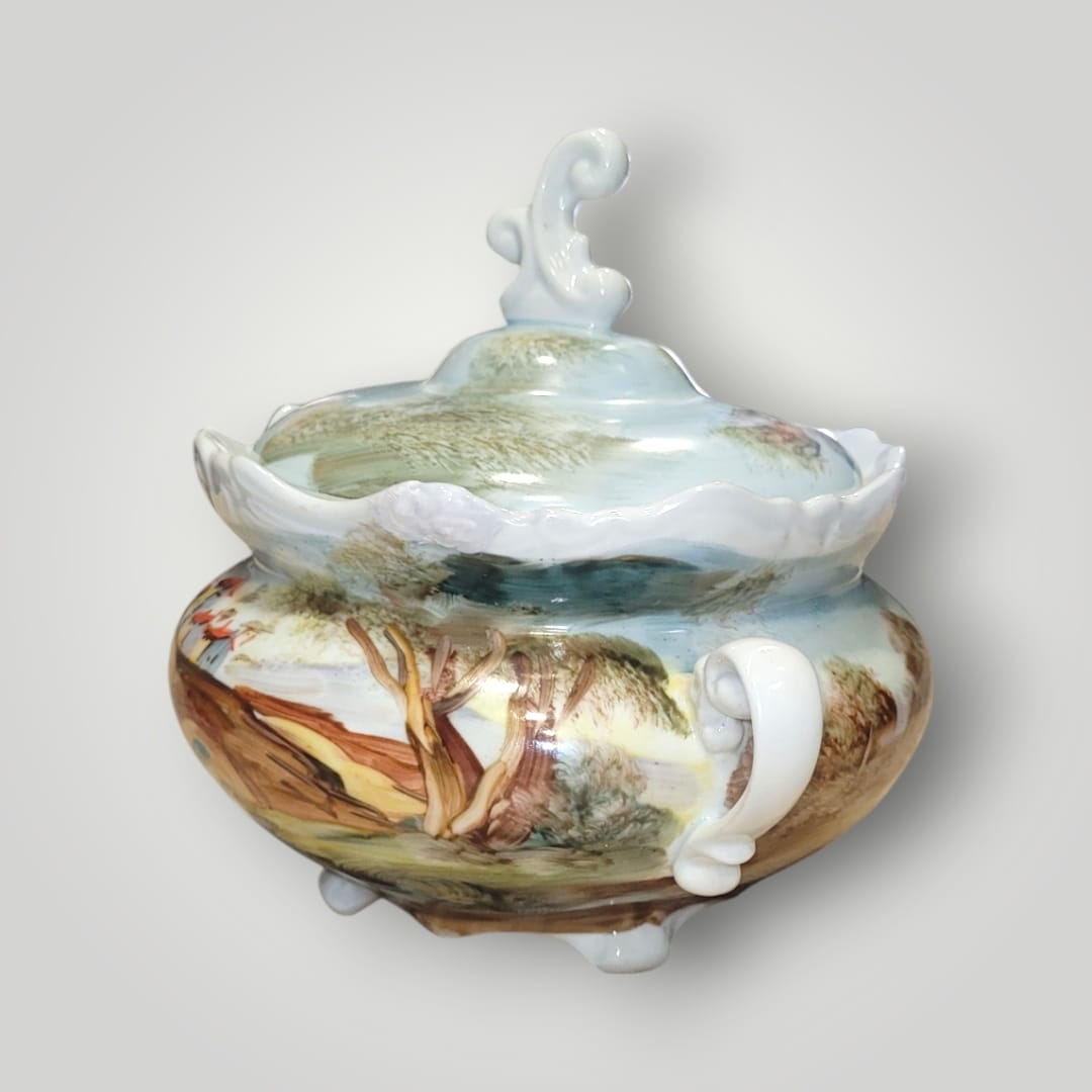 Bombonera de porcelana pintada a mano con diseño campestre, tapa decorativa y detalles únicos. Edición limitada para decoración exclusiva.