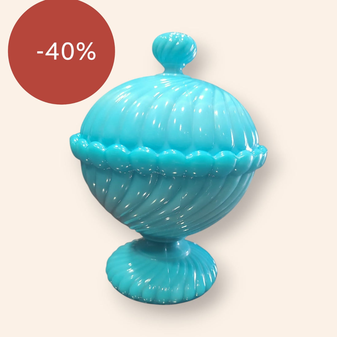 Bombonera de opalina celeste con tapa, diseño vintage con detalles en relieve. Ideal para decorar con elegancia cualquier espacio del hogar.