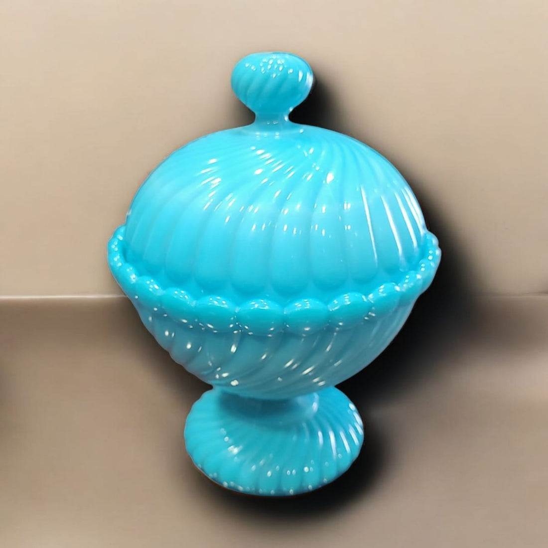 Bombonera de opalina celeste con tapa, diseño vintage con detalles en relieve. Ideal para decorar con elegancia cualquier espacio del hogar.