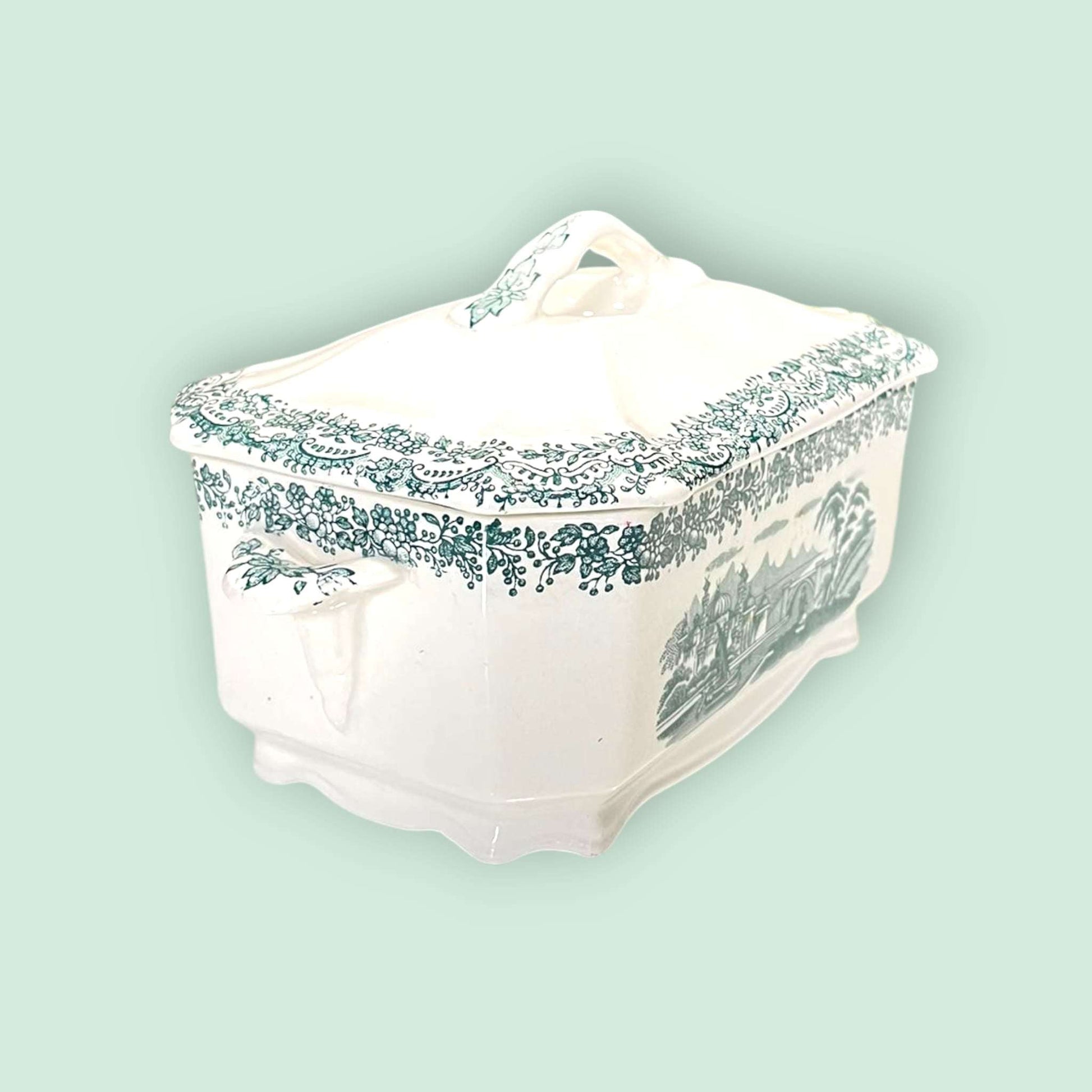 “Caja de loza rectangular con tapa ornamentada Pickman Sevilla.”