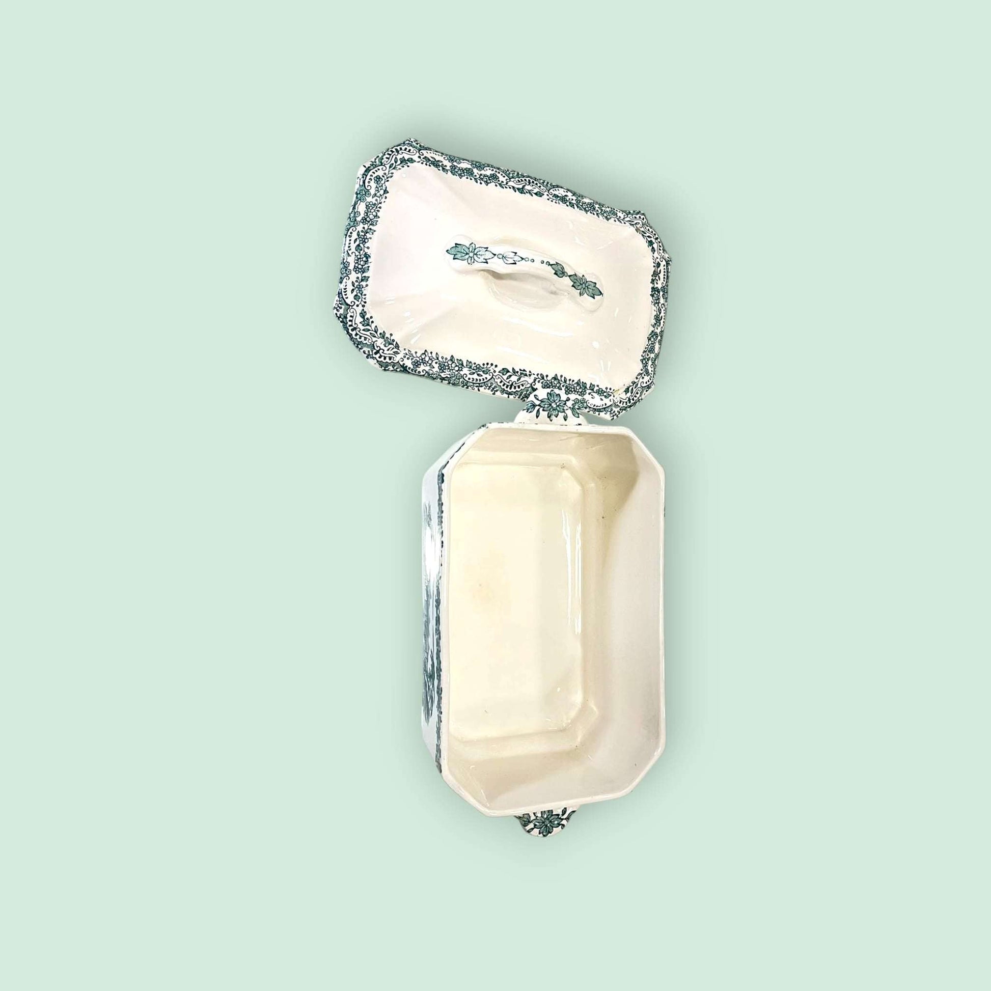 “Vista interior de la caja de loza de la Cartuja Pickman Sevilla abierta.”