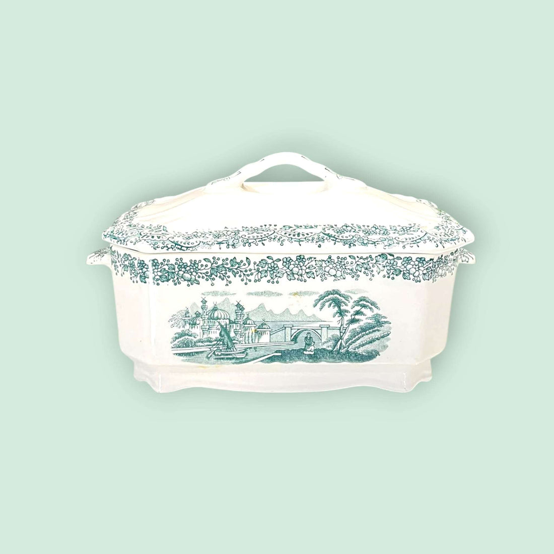 “Vista frontal de la caja de loza de la Cartuja Pickman Sevilla con tapa.”