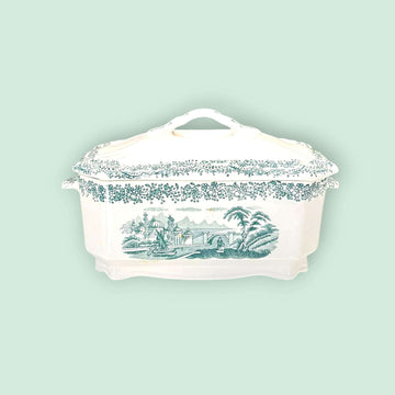 “Vista frontal de la caja de loza de la Cartuja Pickman Sevilla con tapa.”