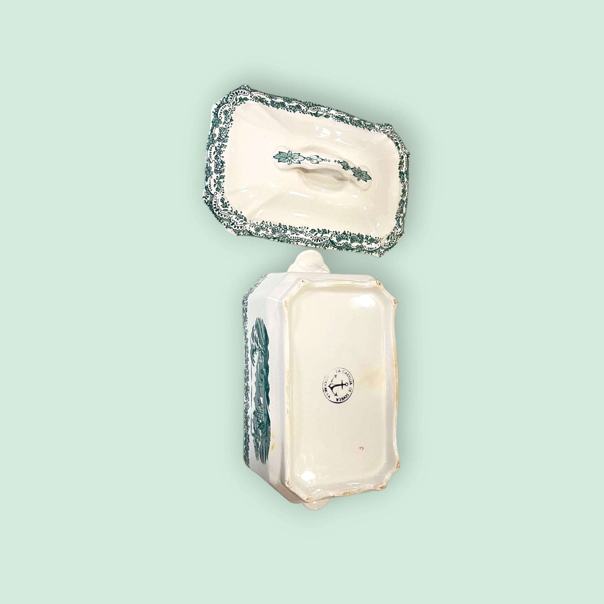 “Base con sello original de la Cartuja Pickman Sevilla en la caja de loza.”