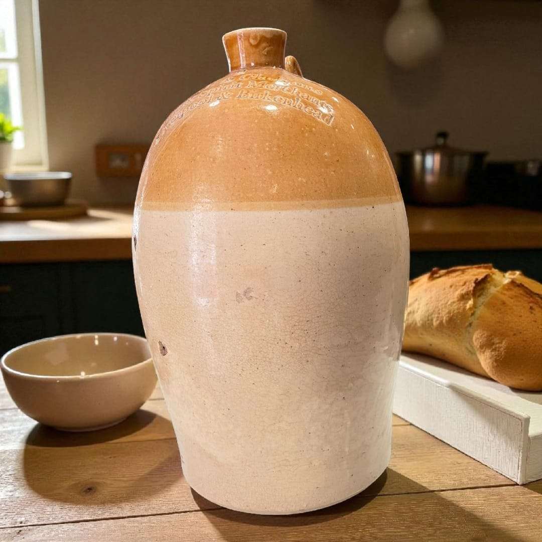 Jarra antigua británica de gres bicolor marrón y beige.