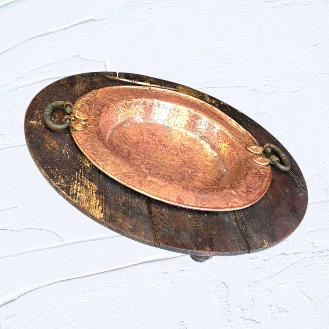 Brasero de cobre envejecido con asas metálicas y base de madera rústica. Elemento decorativo exclusivo para coleccionistas y amantes de lo antiguo.