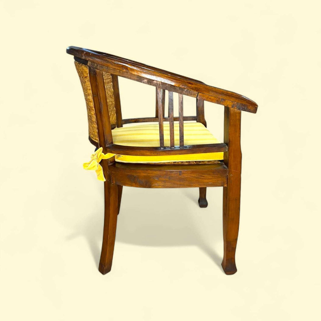 Esta pareja de sillones estilo colonial de teca es una pieza excepcional que combina tradición, calidez y diseño atemporal.