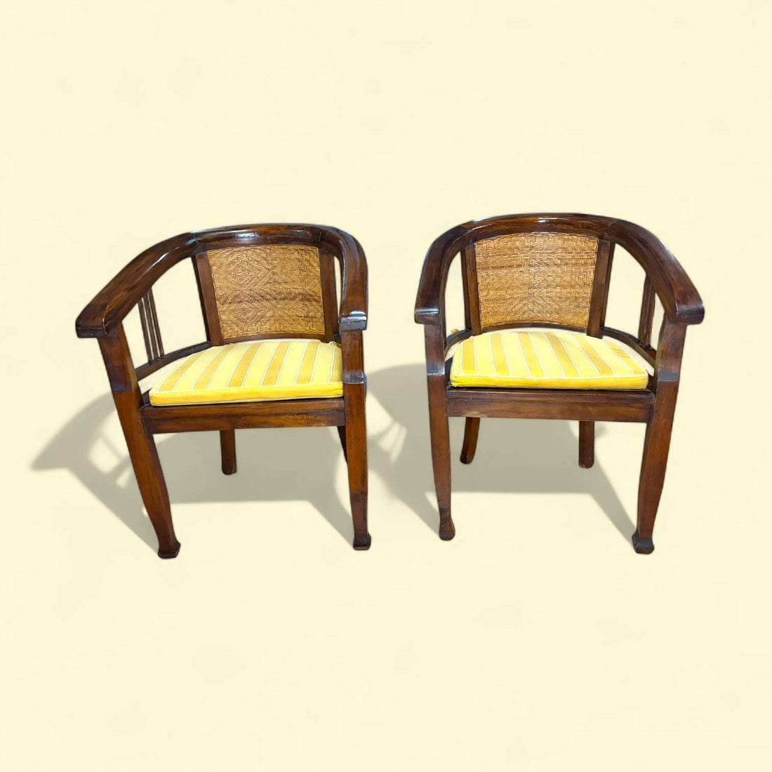 Esta pareja de sillones estilo colonial de teca es una pieza excepcional que combina tradición, calidez y diseño atemporal.