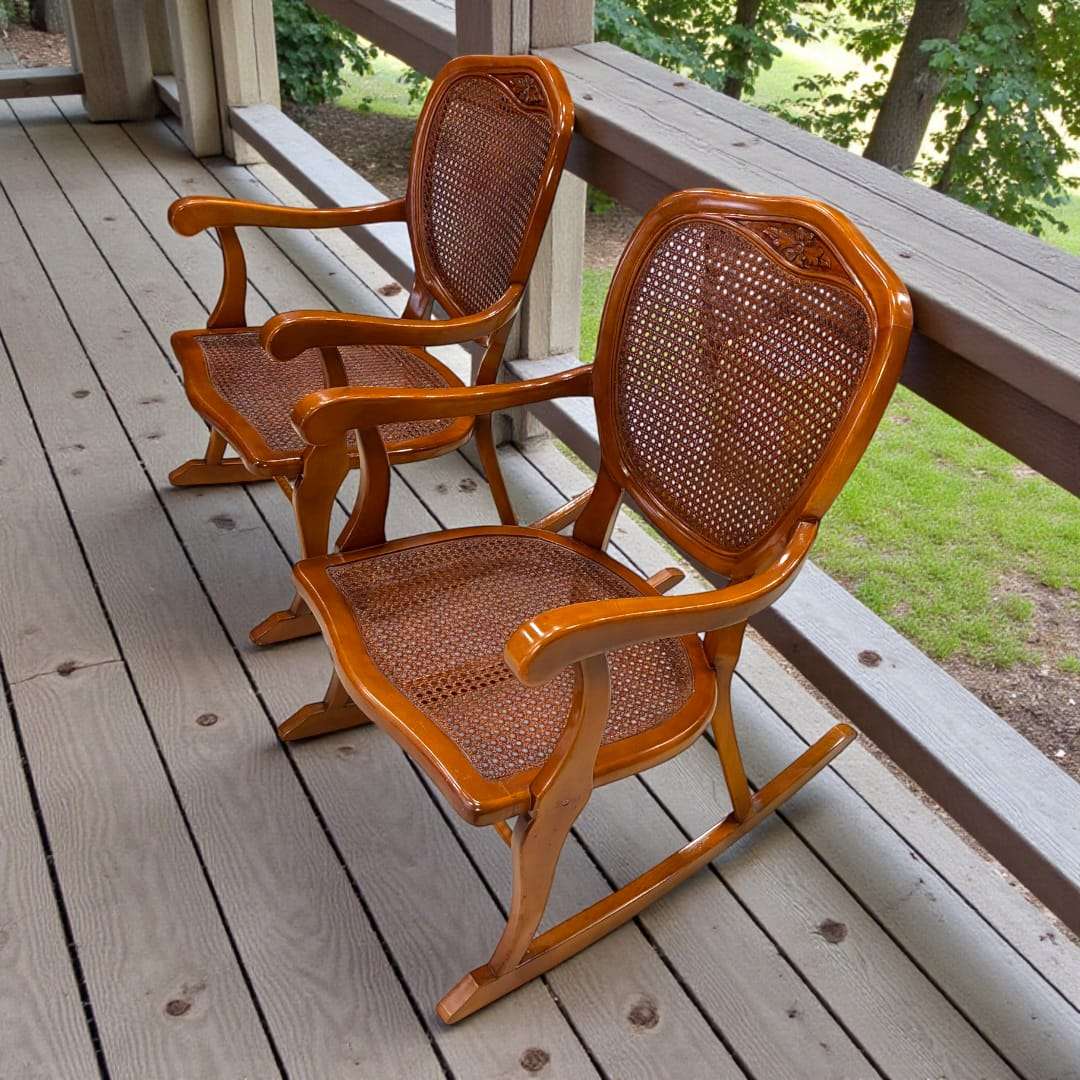 Mecedoras de madera con rejilla natural vista frontal