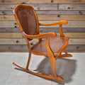 Mecedora clásica de madera con asiento de rejilla