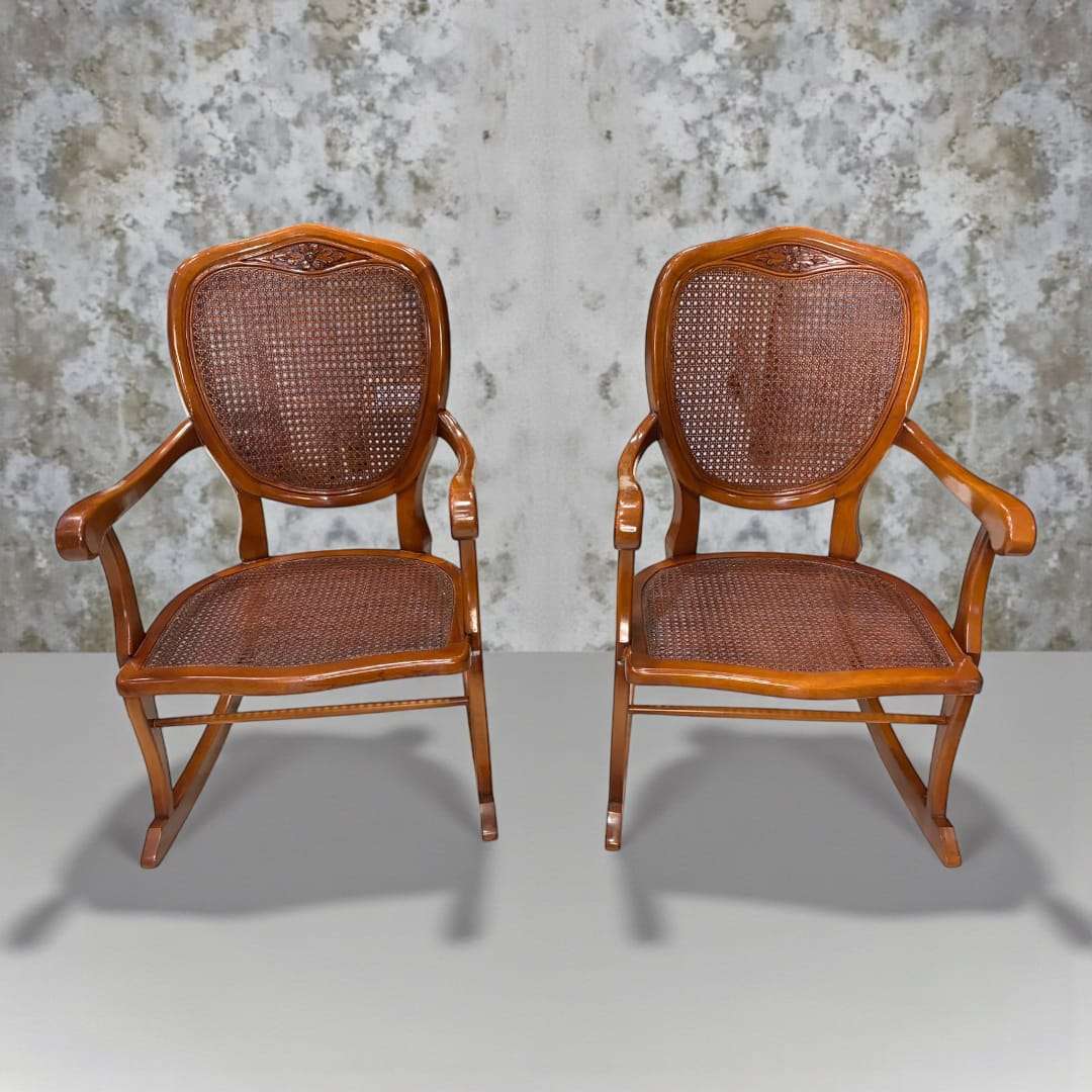 Mecedoras antiguas con brazos curvos y patines