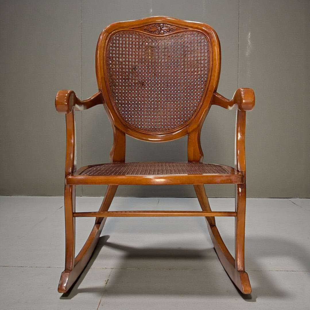 Detalle de respaldo de mecedora con rejilla trenzada