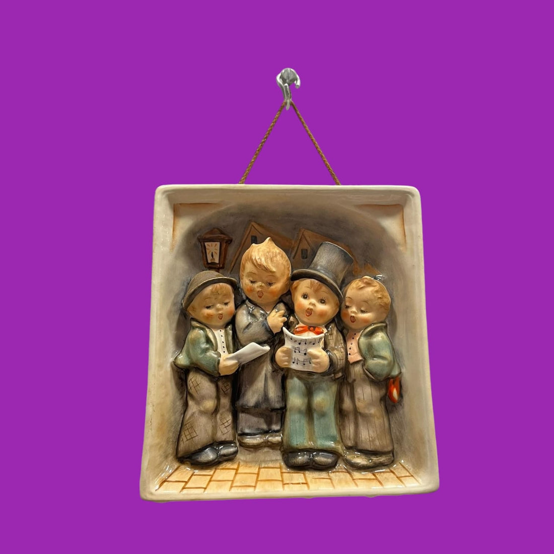 Placa Hummel Cuarteto HUM 134 de porcelana vintage con diseño de niños cantores, ideal para decoración clásica y coleccionistas.