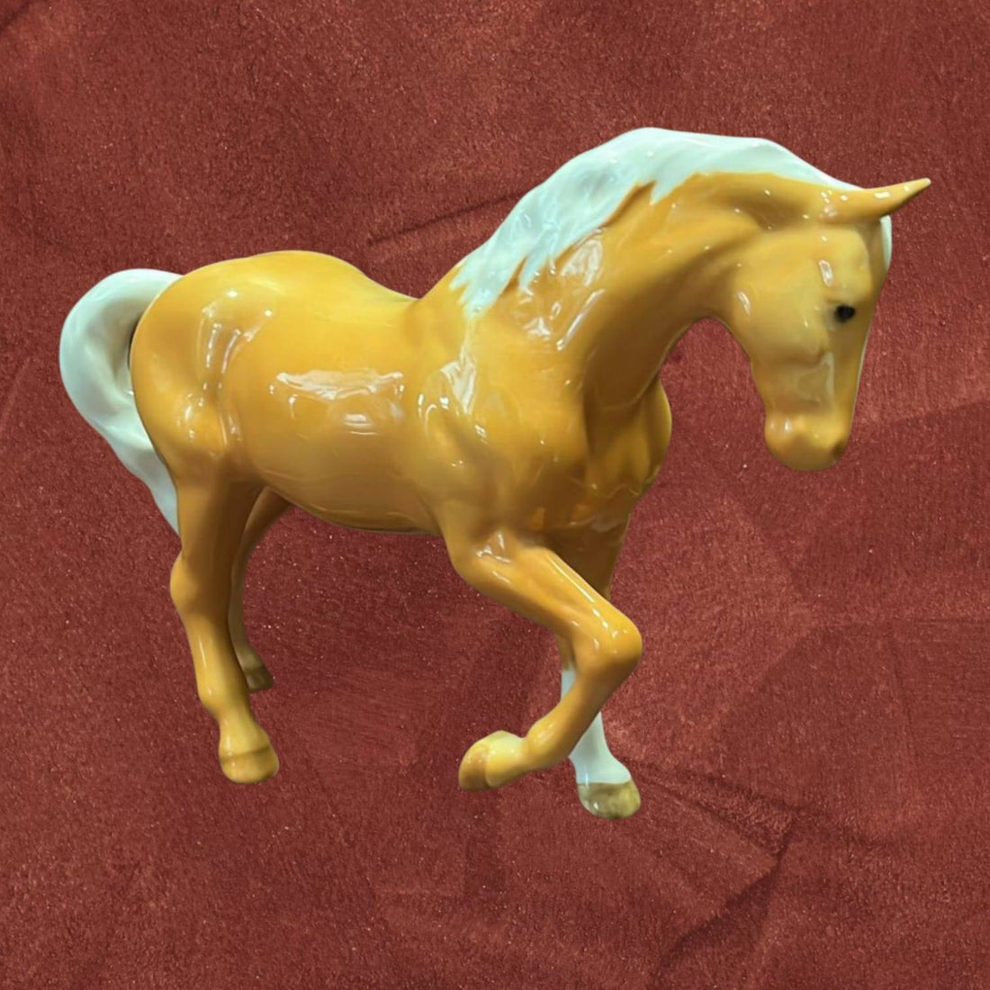 Caballo de porcelana Beswick amarillo con crin blanca, pieza decorativa de colección exclusiva para el hogar. Ideal para amantes de la elegancia británica.