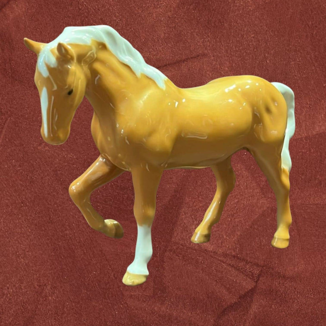 Caballo de porcelana Beswick amarillo con crin blanca, pieza decorativa de colección exclusiva para el hogar. Ideal para amantes de la elegancia británica.