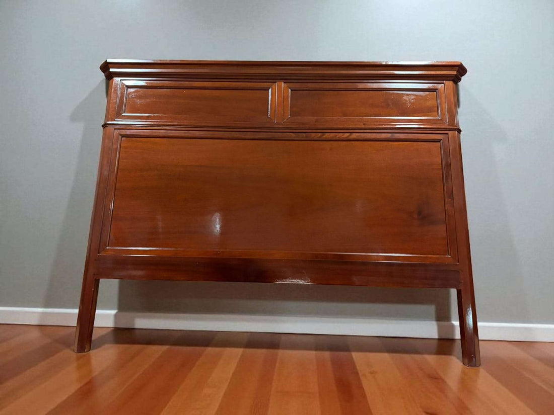 Cabecero de cama antiguo de caoba maciza con acabado brillante.