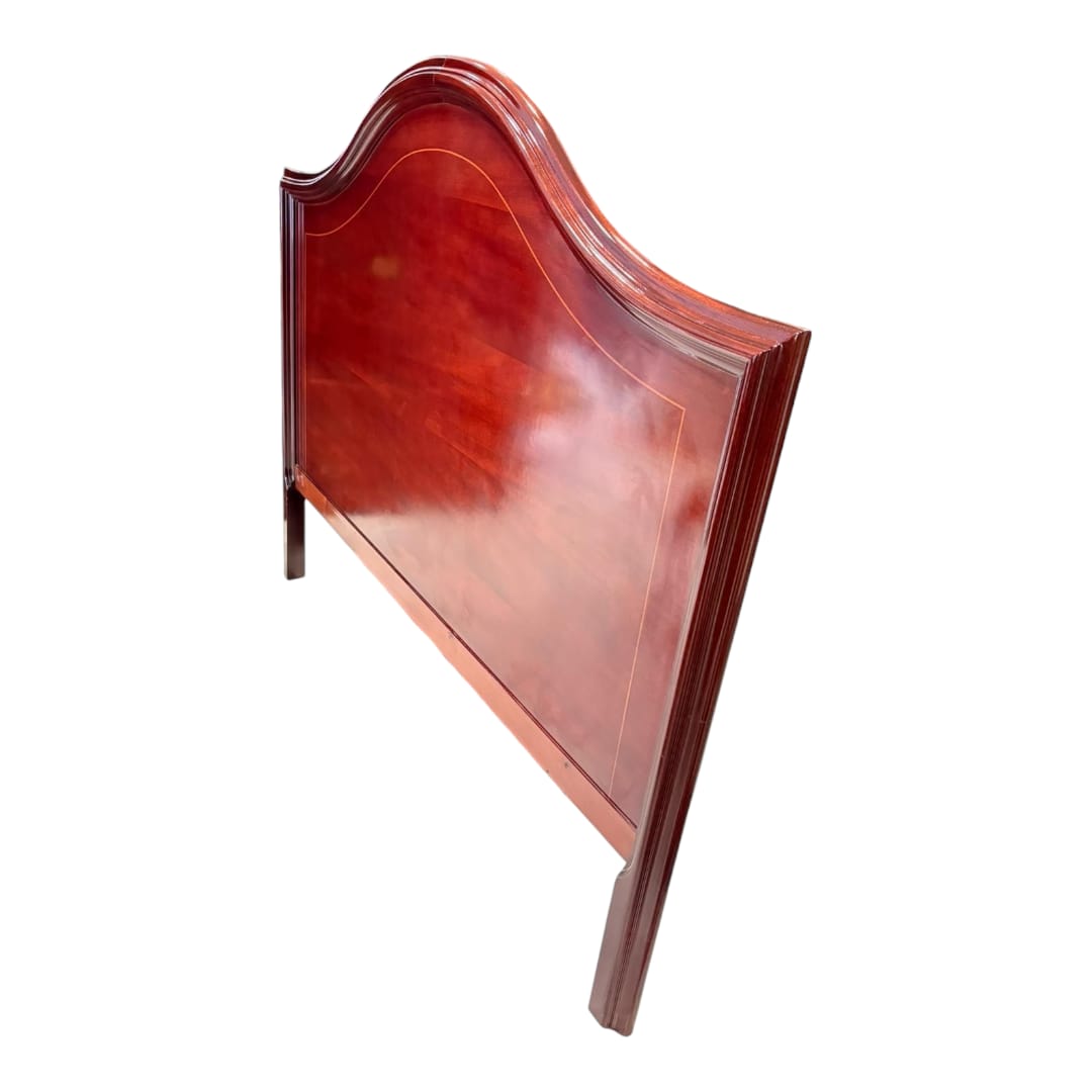 Cabecero de caoba con acabado brillante y diseño curvo clásico. Ideal para decoración elegante en dormitorios sofisticados y estilos artesanales.