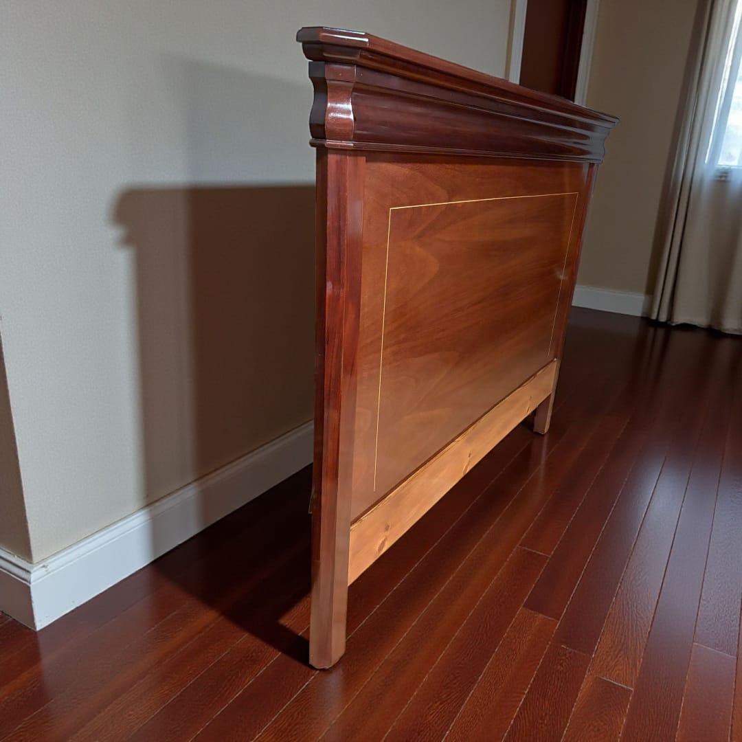 Cabecero de cama de caoba con acabado brillante y molduras clásicas. Elegancia histórica para decoración de dormitorios exclusivos.