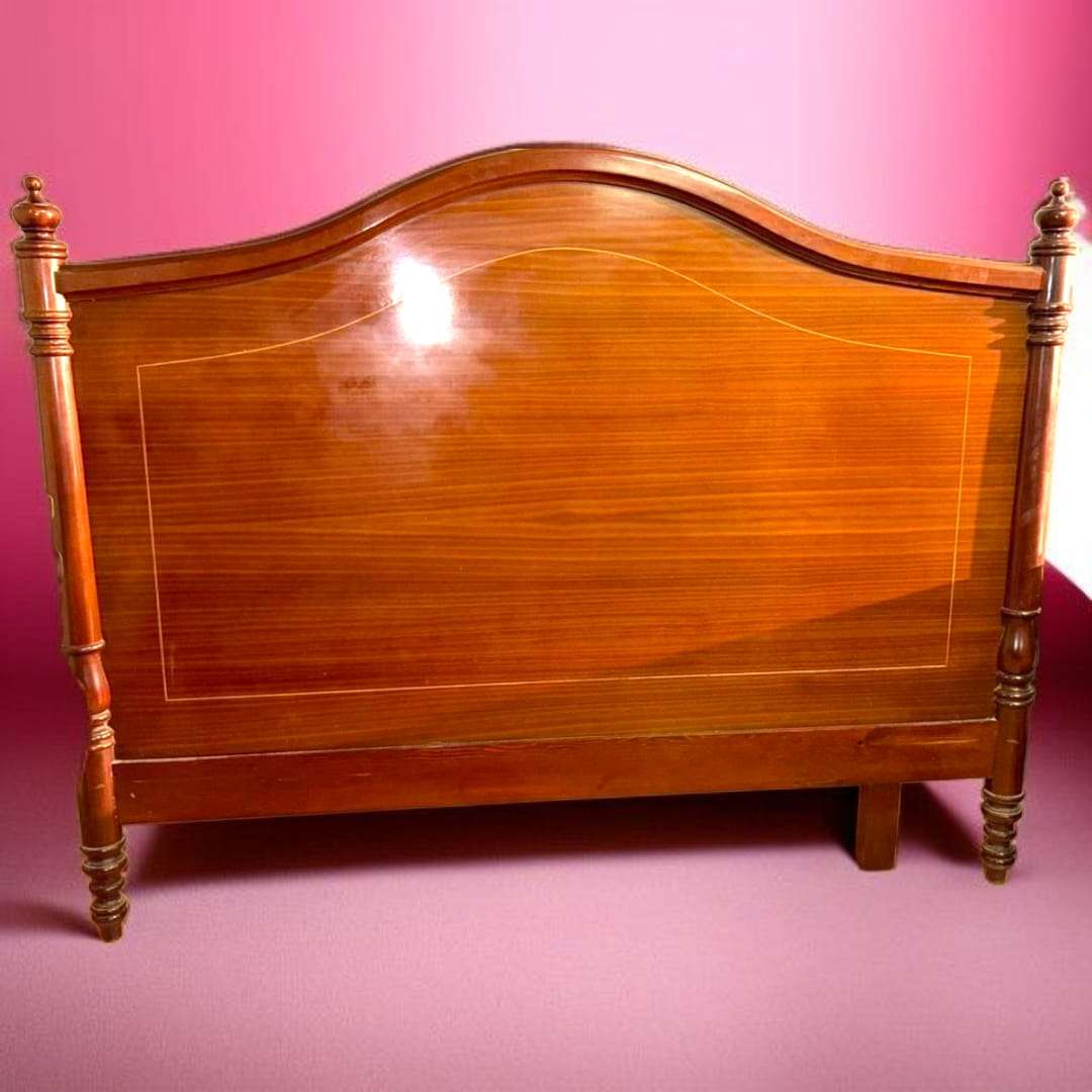 Cabecero de caoba antiguo en vista frontal con acabado brillante