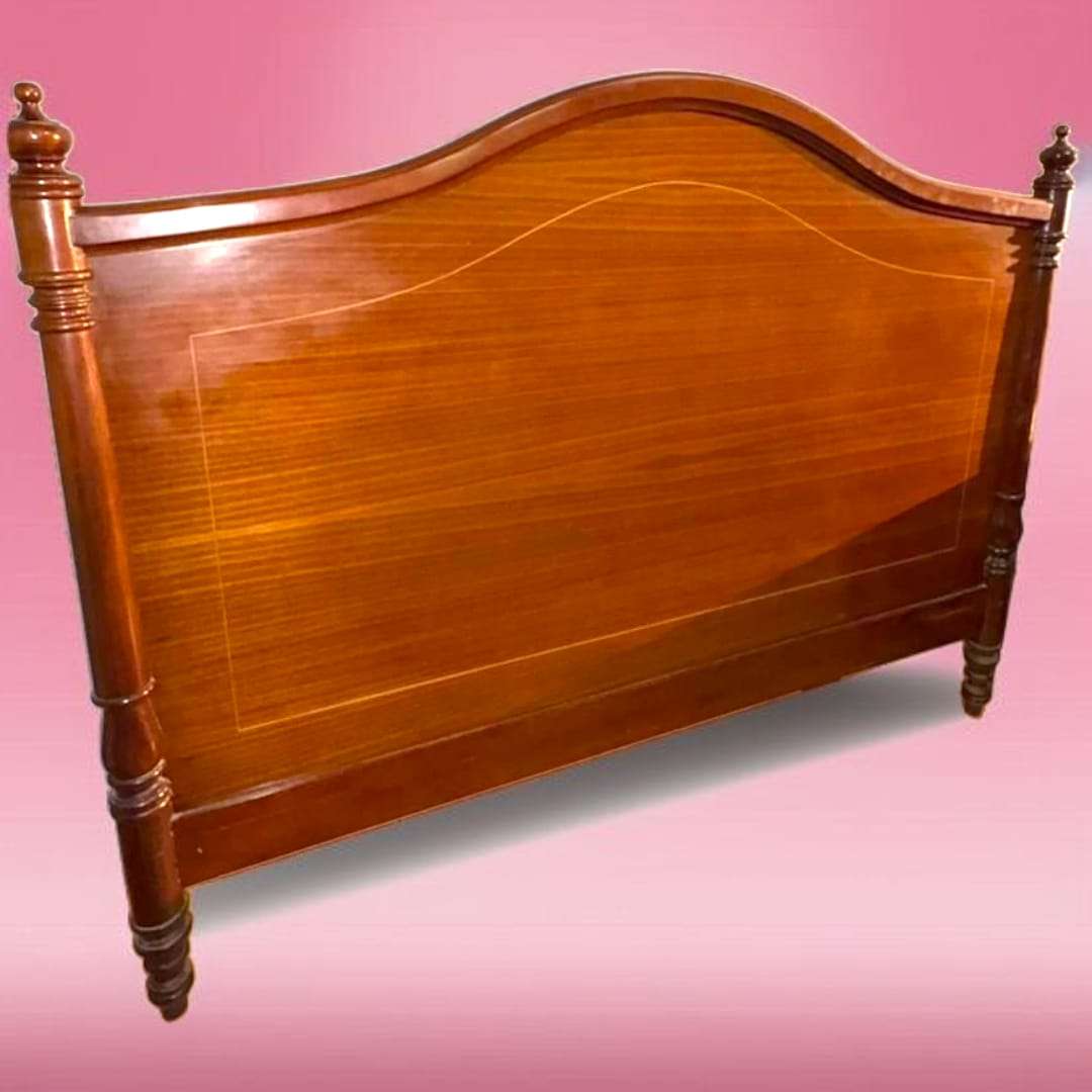 Cabecero de caoba antiguo en vista frontal con acabado brillante