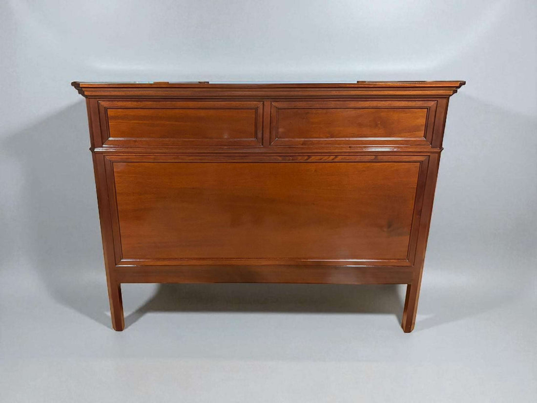 Cabecero de cama antiguo de caoba maciza con acabado brillante.