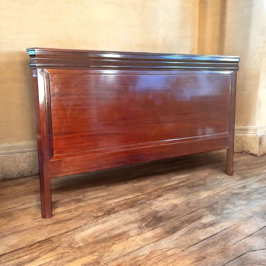 Cabecero de caoba antiguo vista frontal completa