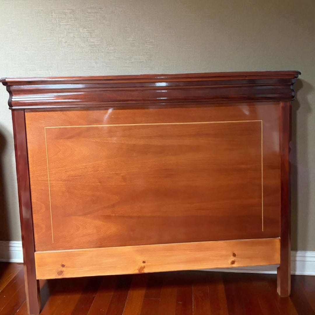 Cabecero de cama de caoba con acabado brillante y molduras clásicas. Elegancia histórica para decoración de dormitorios exclusivos.