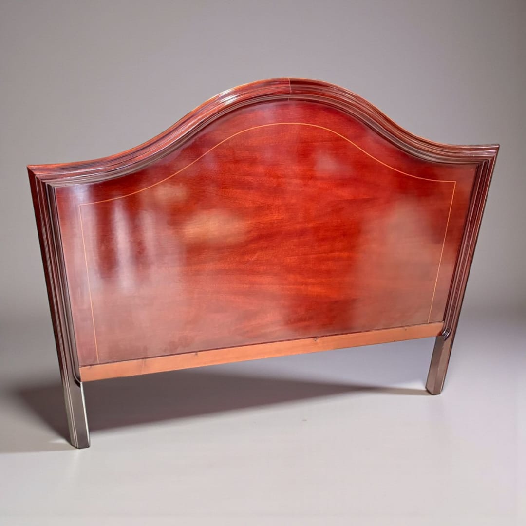 Cabecero de caoba con acabado brillante y diseño curvo clásico. Ideal para decoración elegante en dormitorios sofisticados y estilos artesanales.