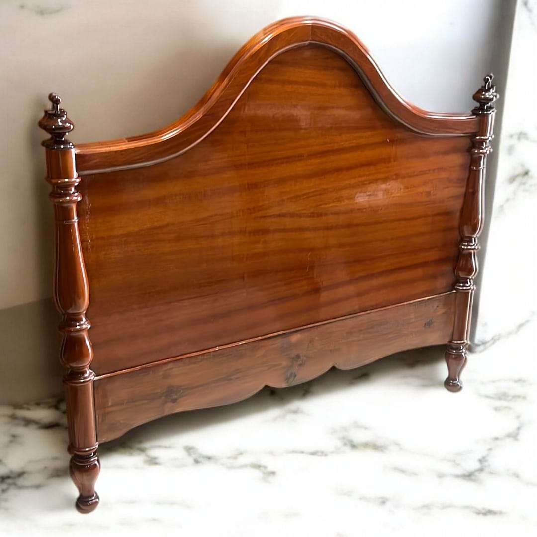 Cabecero de cama de caoba con acabado brillante y torneado, diseño clásico con forma curva y postes decorativos, ideal para dormitorios elegantes.