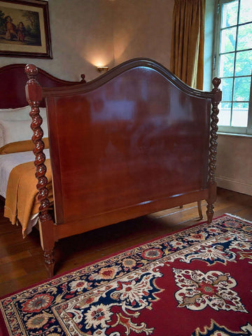 Este Cabecero de cama de caoba con columnas salomónicas es una pieza de gran presencia y valor decorativo, concebida para convertirse en el elemento protagonista del dormitorio. 