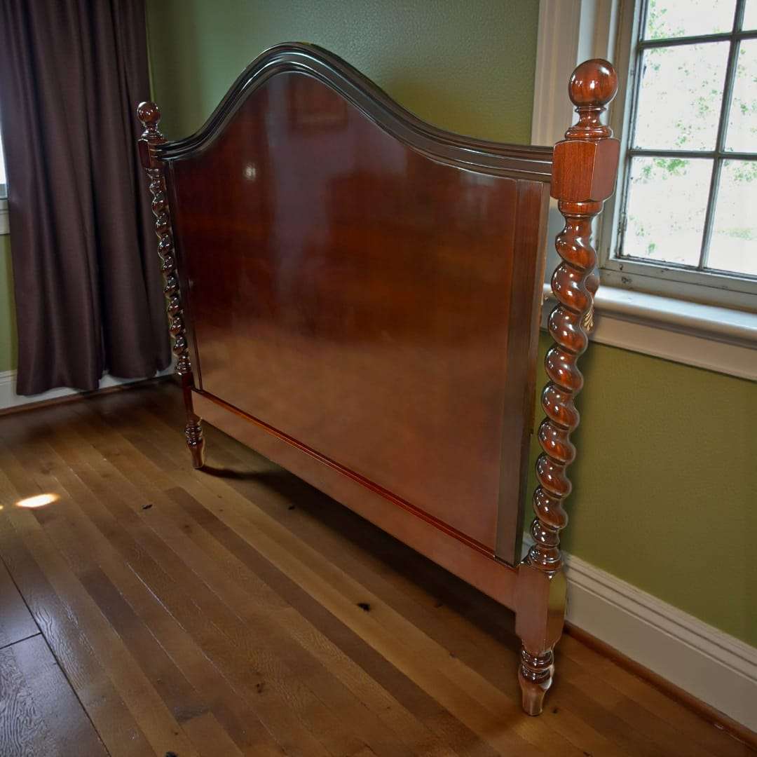 Este Cabecero de cama de caoba con columnas salomónicas es una pieza de gran presencia y valor decorativo, concebida para convertirse en el elemento protagonista del dormitorio. 