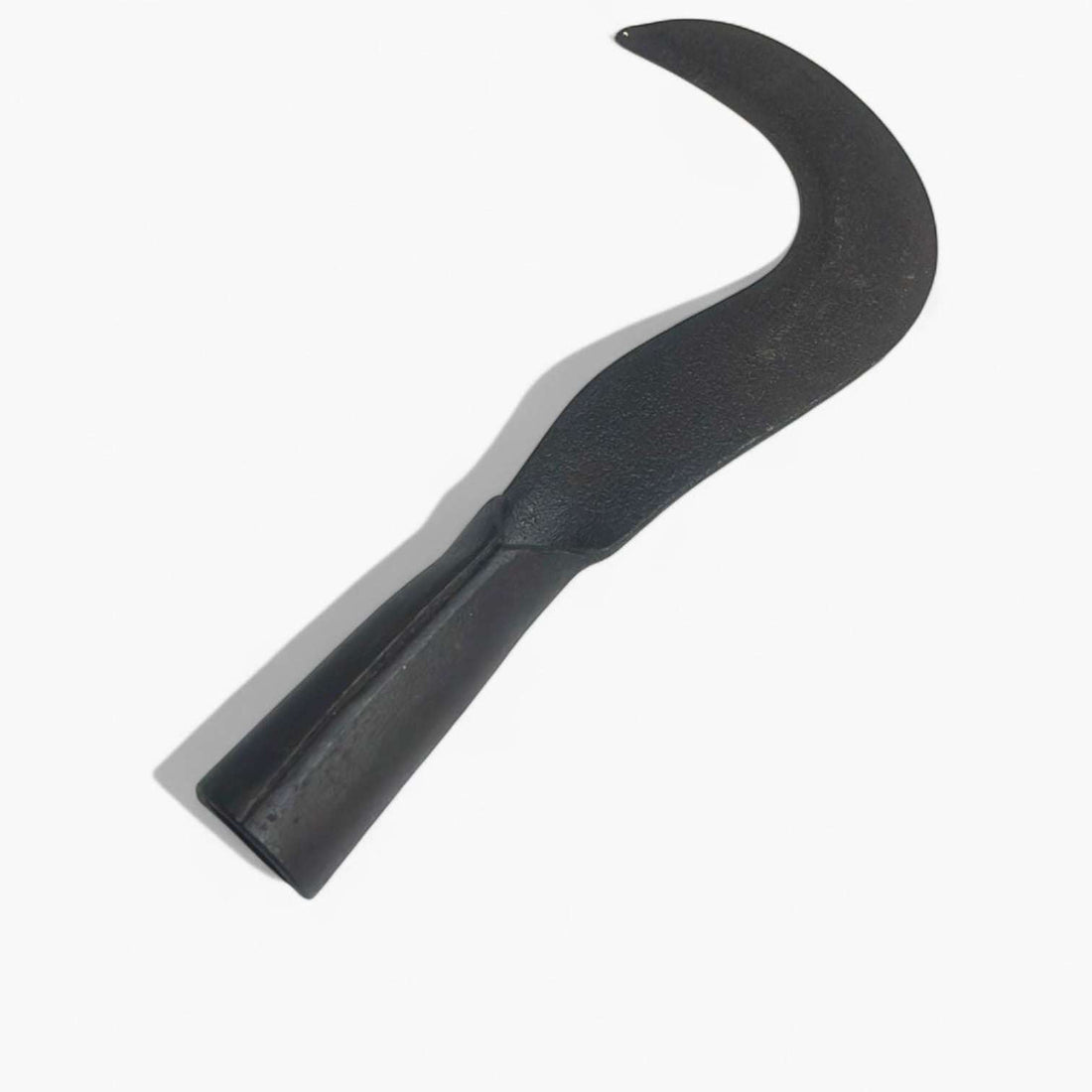 Podón antiguo de hierro forjado con hoja curva afilada.