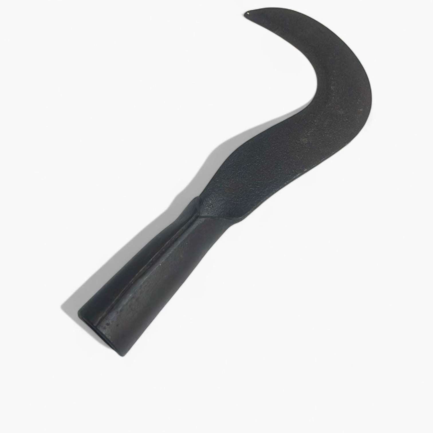 Podón antiguo de hierro forjado con hoja curva afilada.