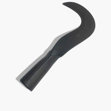 Podón antiguo de hierro forjado con hoja curva afilada.