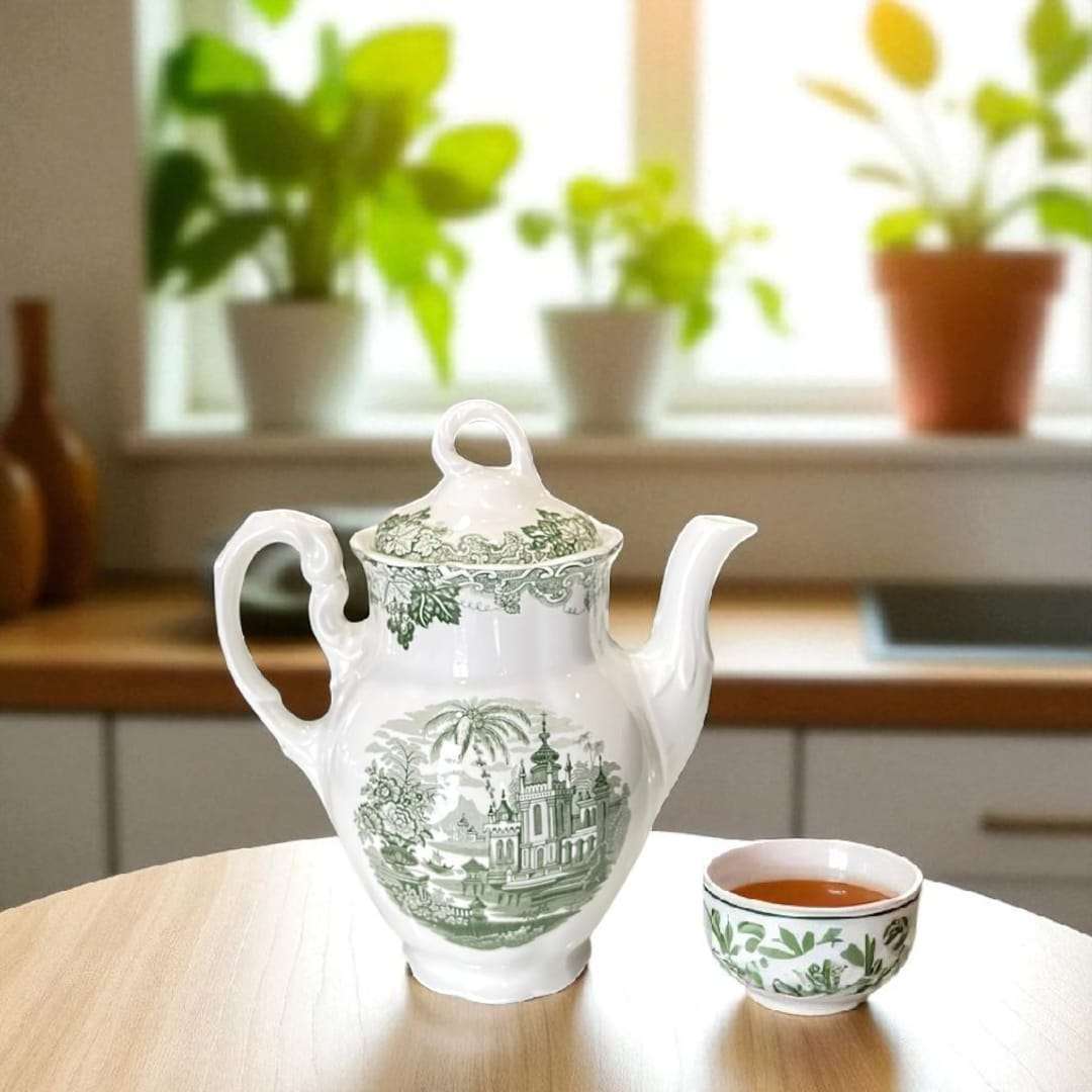 Vista superior de la Cafetera de La Cartuja de Loza mostrando su interior impecable y loza blanca brillante.