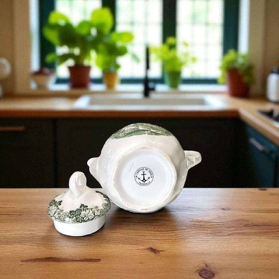 Base de la Cafetera de La Cartuja de Loza con el sello original del ancla, símbolo de autenticidad.