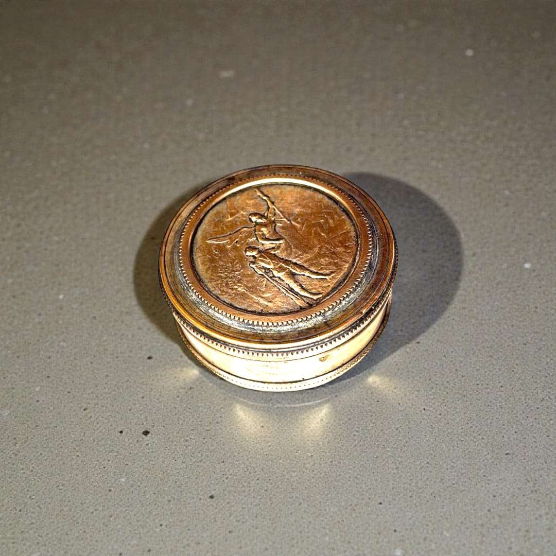 Esta caja redonda de metal con relieve puede utilizarse como pastillero, pequeño joyero o contenedor para objetos especiales, convirtiéndose en un accesorio práctico y decorativo.